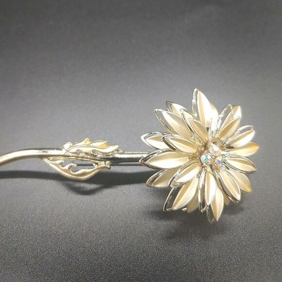 Vintage gold tone sparkly brooch - Picture 1 of 4